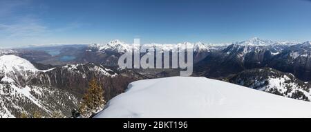 Francia, alta Savoia, massiccio di Sambuy, vista sui laghi di Annecy sotto la neve, Foto Stock