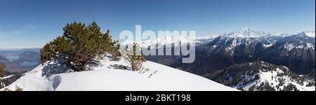 Francia, alta Savoia, massiccio di Sambuy, vista sui laghi di Annecy sotto la neve, Foto Stock