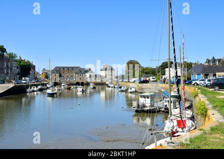 Francia, Finistere, Pont l'Abbe, il porto commerciale e il ponte abitato (le pont abitudine?) Foto Stock