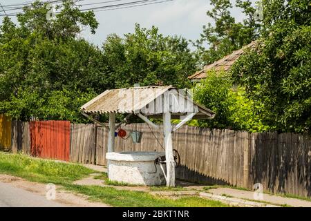 Romania, Wallachia, Balta Doamnei, pozzo d'acqua tradizionale Foto Stock