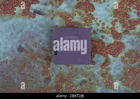 KIEV, UCRAINA - 22 aprile 2020. Unità processore Siemens 286 su sfondo arrugginito. Foto Stock