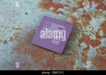 KIEV, UCRAINA - 22 aprile 2020. Processore AMD 486DX2-66 su sfondo rugoso. Foto Stock