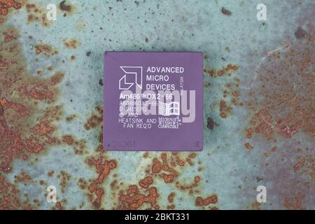 KIEV, UCRAINA - 22 aprile 2020. Processore AMD 486DX2-66 su sfondo rugoso. Foto Stock