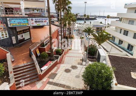 Passaggio pedonale vuoto da Avenida de Espana alla spiaggia di Playa la Pinta durante la convida 19 nella zona turistica di Costa Adeje, Tenerife, CA Foto Stock