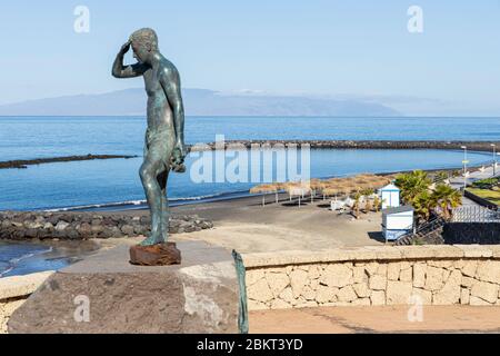 Playa del Duque sotto la statua di bronzo di Javier Perez Ramos durante il covid 19 lockdown nella zona turistica di Costa Adeje, Tenerife, Canarie Foto Stock