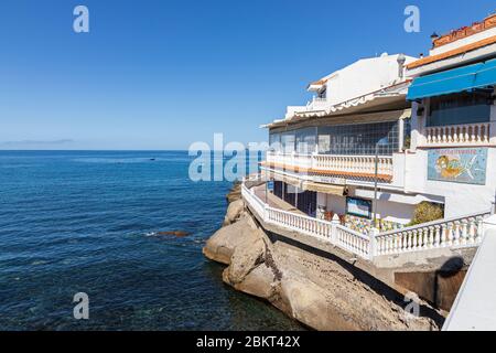 Strade deserte del villaggio con bar e ristoranti chiusi a la Caleta durante il covid 19 blocco nella zona turistica di Costa Adeje, tenero Foto Stock