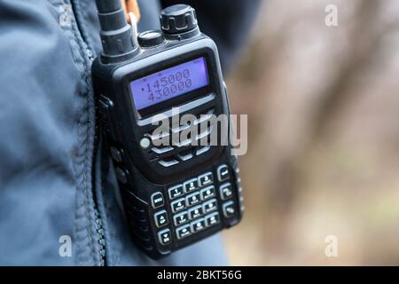 Primo piano di uomo che tiene walkie talkie. Foto Stock