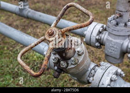 Primo piano di una vecchia valvola del gas. Foto Stock