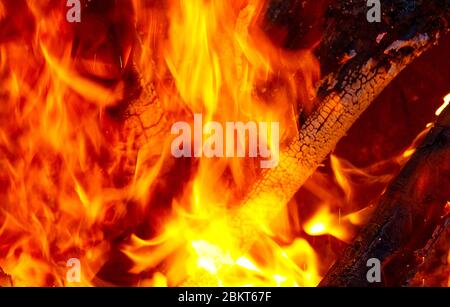 fuoco fuoco fuoco primo piano su sfondo nero. Fuoco di fuoco di Bonfire primo piano Foto Stock
