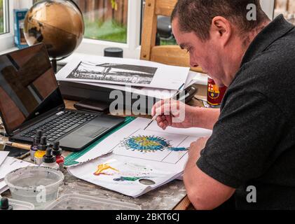 Harrogate, North Yorkshire, Regno Unito. 5 maggio 2020. L'artista e illustratore dei cartoni animati Graeme Bandeira ha prodotto un lavoro molto poignant e stimolante durante tutto il periodo di chiusura. Qui è al lavoro nel suo studio di casa. Credit: ernesto rogata/Alamy Live News Foto Stock