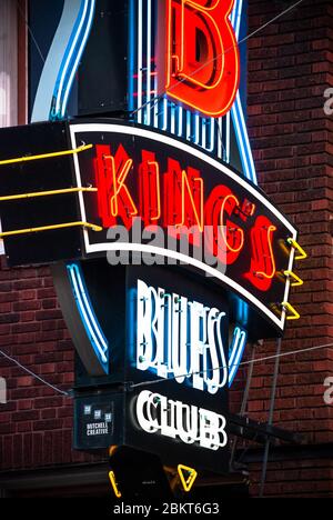 Primo piano del cartello BB King's Blues Club neon su Beale Street a Memphis, Tennessee Foto Stock