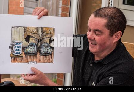 Harrogate, North Yorkshire, Regno Unito. 5 maggio 2020. L'artista e illustratore dei cartoni animati Graeme Bandeira ha prodotto un lavoro molto poignant e stimolante durante tutto il periodo di chiusura. Qui è al lavoro nel suo studio di casa. Credit: ernesto rogata/Alamy Live News Foto Stock