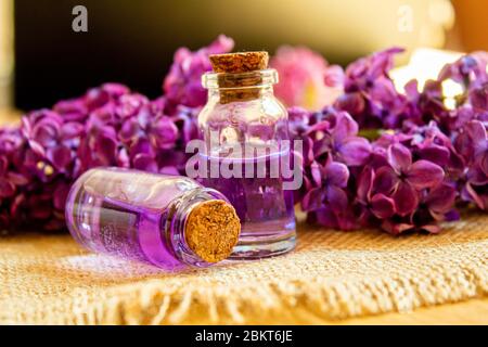 olio lilla in piccole bottiglie. fuoco selettivo Foto Stock