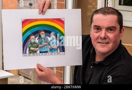 Harrogate, North Yorkshire, Regno Unito. 5 maggio 2020. L'artista e illustratore dei cartoni animati Graeme Bandeira ha prodotto un lavoro molto poignant e stimolante durante tutto il periodo di chiusura. Qui è al lavoro nel suo studio di casa. Credit: ernesto rogata/Alamy Live News Foto Stock