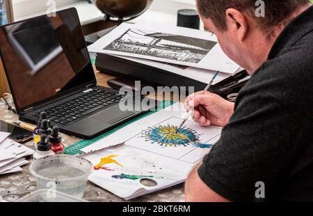 Harrogate, North Yorkshire, Regno Unito. 5 maggio 2020. L'artista e illustratore dei cartoni animati Graeme Bandeira ha prodotto un lavoro molto poignant e stimolante durante tutto il periodo di chiusura. Qui è al lavoro nel suo studio di casa. Credit: ernesto rogata/Alamy Live News Foto Stock