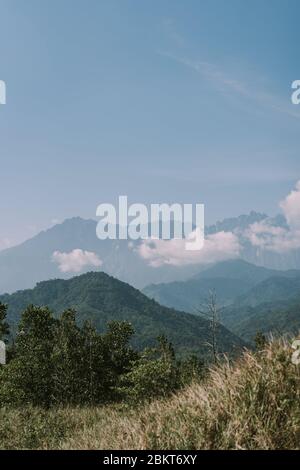 Malesia, 3 maggio 2020 - Majestic Monte Kinabalu a metà giornata, il Monte Kinabalu è la montagna più alta della Malesia Foto Stock