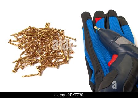 Guanto blu, viti Torx in zinco giallo e cacciavite elettrico, isolato su bianco. Foto Stock