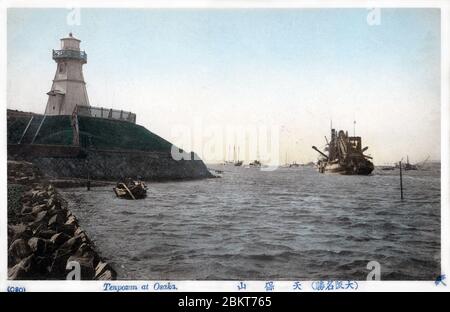 [ 1900 Giappone - Faro giapponese, Osaka ] - il faro di Tempozan (anche Tenpozan), Osaka. Fu progettato dall'ingegnere scozzese Richard Henry Brunton (1841-1901), il 'Padre dei fari giapponesi', e divenne attivo nel 1872 (Meiji 5). A destra, una nave sta dragando il canale. Tempozan fu formato nel 1831 (Tenpo 2) quando la terra dal dragaggio del fiume Ajigawa fu depositata qui. Con un'altitudine di circa 20 metri, è servito come indicatore per le navi che entrano nel fiume Ajigawa. cartolina vintage del xx secolo. Foto Stock