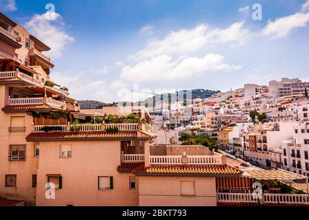 Panorama delle case e degli appartamenti in collina nella soleggiata Costa Tropical città di la Herradura, Granada, Spagna Foto Stock