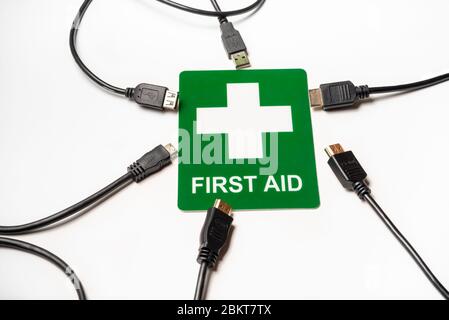 Cavi di ingresso USB e hdmi basati sulla tecnologia first aid sign Foto Stock
