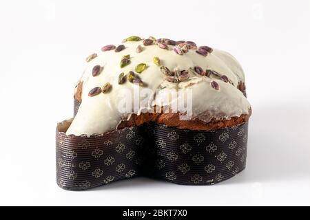 Pasqua dolce e festivo pane italiano Colomba con crema di pistacchi isolato su bianco Foto Stock