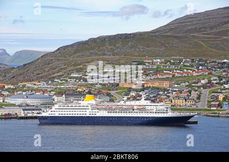 Nave da crociera attraccata nel porto di Hammerfest, la città più settentrionale del mondo con più di 10,000 abitanti, Troms og Finnmark contea, Norvegia. Foto Stock