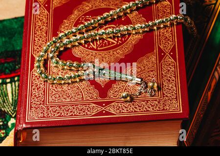 Holly Quran e perline di preghiera sul tappeto di preghiera da vicino in Ramadan Kareem Foto Stock