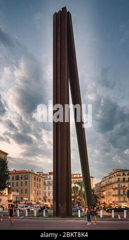 Nice, Francia, 30 settembre 2018: Nine Oblique Lines è un monumento in acciaio sulla Promenade des Anglais dell'artista francese Bernar Venet. Foto Stock