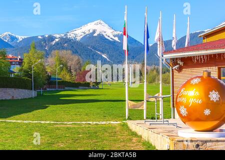 Bulgaria, grande palla giallo di Capodanno, Bansko ama voi e neve montagne primavera panorama Foto Stock