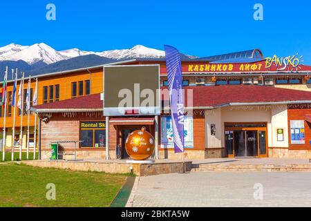 Bulgaria, Bansko - 5 maggio 2020: Big giallo palla di Capodanno, Bansko vi ama vicino alla stazione di risalita della gondola e neve montagne panorama primavera Foto Stock