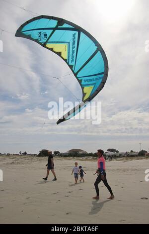 Cavalchi sulla spiaggia principale di Langebaan, una famosa destinazione di kiteboarding vicino all'Oceano Atlantico. Capo occidentale, Sudafrica, Africa. Foto Stock