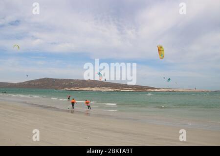 Cavalchi sulla spiaggia principale di Langebaan, una famosa destinazione di kiteboarding vicino all'Oceano Atlantico. Capo occidentale, Sudafrica, Africa. Foto Stock