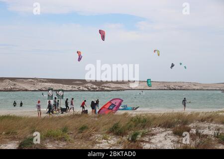 Cavalchi sulla spiaggia principale di Langebaan, una famosa destinazione di kiteboarding vicino all'Oceano Atlantico. Capo occidentale, Sudafrica, Africa. Foto Stock