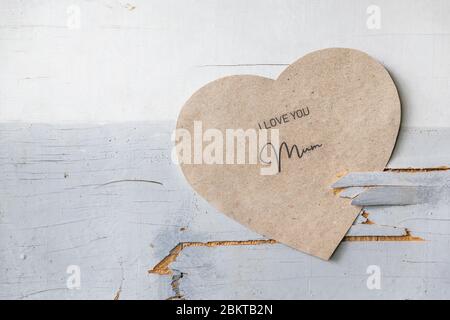 Ti amo mamma scritta su un cartoncino su un vecchio muro rustico, porte Foto Stock