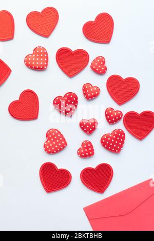 Busta di carta rossa con cuori di Valentino su bianco. Foto Stock