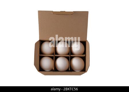 Uova di pollo crude in scatola di cartone marrone isolata su fondo bianco. Vista ravvicinata delle uova. Foto Stock