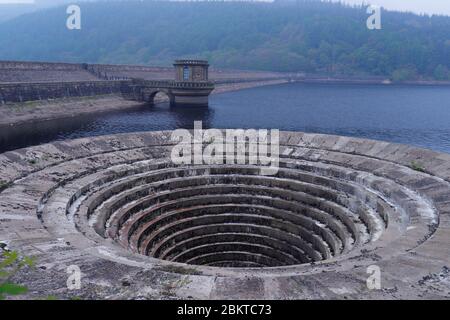 Uno dei 2 floccioni di fattorino nel bacino del Ladybower, il Peak District National Park. Conosciuto anche come 'i pugholes' hanno un diametro di 24 m. Foto Stock