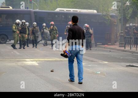 La polizia di Atene riota risponde ad una protesta studentesca a Syntagma. Foto Stock