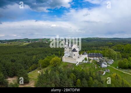 BOBOLICE, POLONIA - 05 MAGGIO 2020: Veduta aerea del Castello Bobolice, una delle fortezze più belle sul sentiero dei nidi delle Aquile. Fortezza medievale in Foto Stock