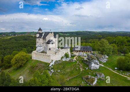 BOBOLICE, POLONIA - 05 MAGGIO 2020: Veduta aerea del Castello Bobolice, una delle fortezze più belle sul sentiero dei nidi delle Aquile. Fortezza medievale in Foto Stock