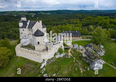 BOBOLICE, POLONIA - 05 MAGGIO 2020: Veduta aerea del Castello Bobolice, una delle fortezze più belle sul sentiero dei nidi delle Aquile. Fortezza medievale in Foto Stock