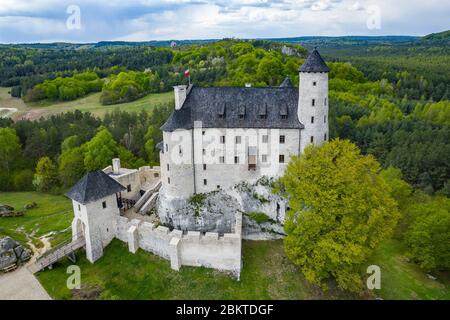 BOBOLICE, POLONIA - 05 MAGGIO 2020: Veduta aerea del Castello Bobolice, una delle fortezze più belle sul sentiero dei nidi delle Aquile. Fortezza medievale in Foto Stock