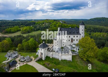 BOBOLICE, POLONIA - 05 MAGGIO 2020: Veduta aerea del Castello Bobolice, una delle fortezze più belle sul sentiero dei nidi delle Aquile. Fortezza medievale in Foto Stock