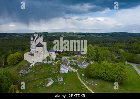 BOBOLICE, POLONIA - 05 MAGGIO 2020: Veduta aerea del Castello Bobolice, una delle fortezze più belle sul sentiero dei nidi delle Aquile. Fortezza medievale in Foto Stock