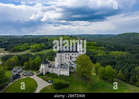 BOBOLICE, POLONIA - 05 MAGGIO 2020: Veduta aerea del Castello Bobolice, una delle fortezze più belle sul sentiero dei nidi delle Aquile. Fortezza medievale in Foto Stock