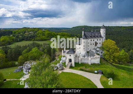 BOBOLICE, POLONIA - 05 MAGGIO 2020: Veduta aerea del Castello Bobolice, una delle fortezze più belle sul sentiero dei nidi delle Aquile. Fortezza medievale in Foto Stock