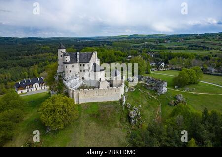 BOBOLICE, POLONIA - 05 MAGGIO 2020: Veduta aerea del Castello Bobolice, una delle fortezze più belle sul sentiero dei nidi delle Aquile. Fortezza medievale in Foto Stock