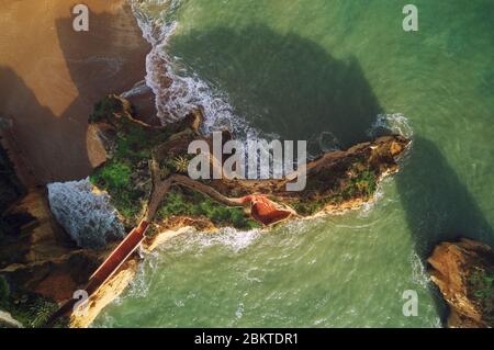 Foto aerea direttamente dall'alto vista ponta da Piedade promontorio con gruppo di formazioni rocciose giallo-dorate scogliere lungo la costa calcarea, Lagos Foto Stock