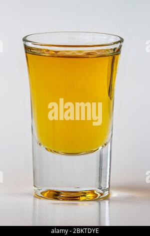 Vista verticale ravvicinata di una bevanda a base di liquore su sfondo bianco Foto Stock