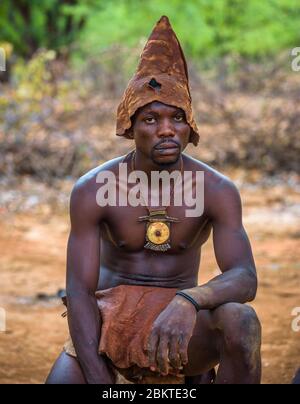 Membro della tribù africana Himba vestito tradizionalmente in Opuwo, Namibia Foto Stock
